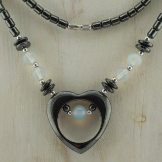 H&auml;matinkette mit Opalglas synth. Kugel und H&auml;matinherz mit Drehverschlu&szlig; ca. 45cm